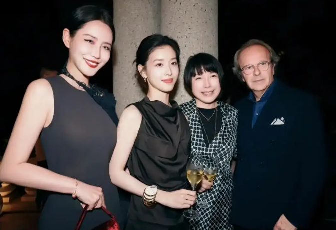 章泽天何超莲同框好养眼 章泽天何超莲红气养人穿搭推荐2025 章泽天何超莲同框好养眼 章泽天何超莲红气养人穿搭推荐2025