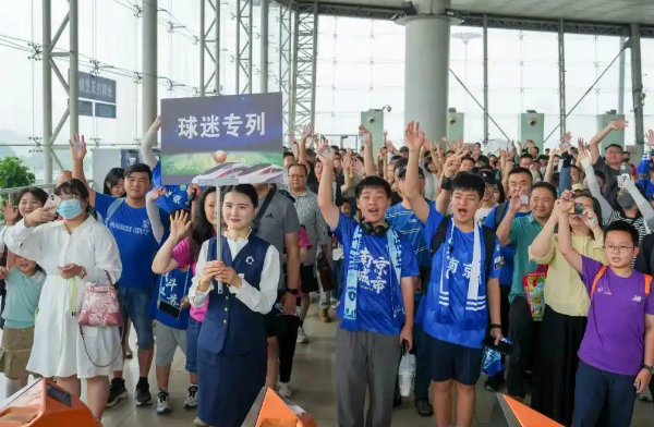 “苏超”第四轮场均上座率超过中超 铁路部门还特意开通苏超球迷专列