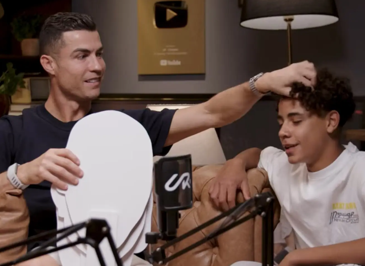 C罗父子肌肉同框照 C罗与迷你罗一起大秀肌肉 C罗父子肌肉同框照 C罗与迷你罗一起大秀肌肉