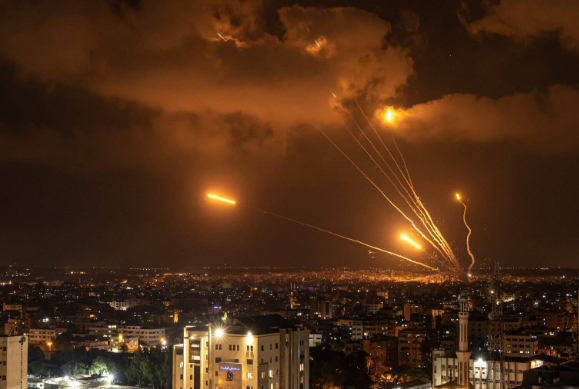 伊持续反击以色列国内整体气氛紧张 使馆提醒在以中国公民尽快陆路离境 伊持续反击以色列国内整体气氛紧张 使馆提醒在以中国公民尽快陆路离境