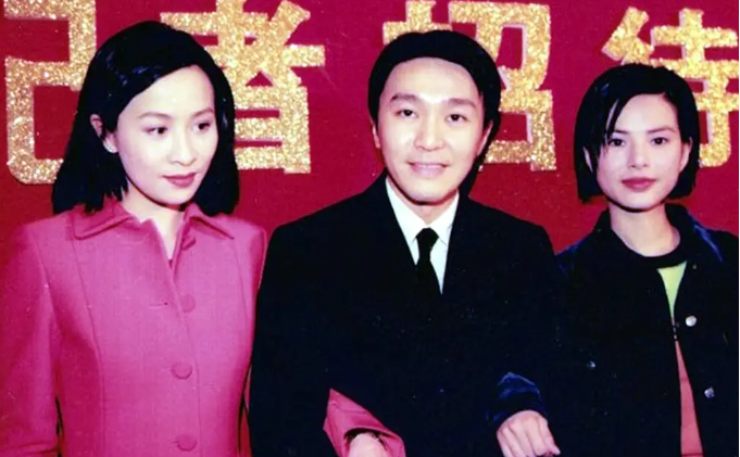 刘嘉玲晒和周星驰拥抱合影 62岁周星驰头发花白抱刘嘉玲合影