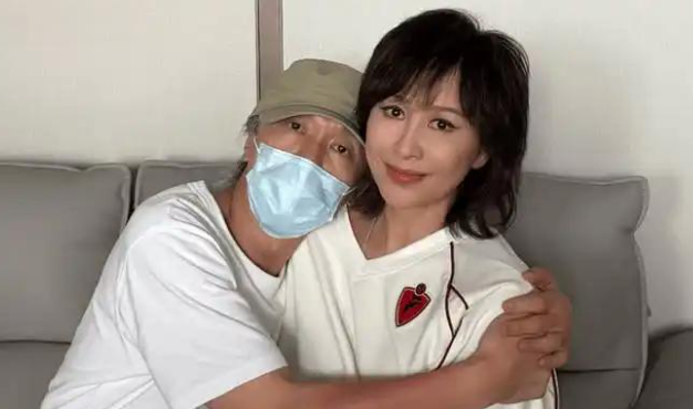 刘嘉玲晒和周星驰拥抱合影 62岁周星驰头发花白抱刘嘉玲合影