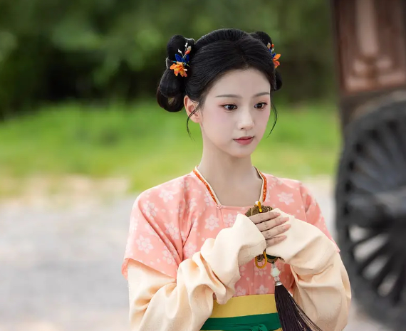 《韶华若锦》包上恩穿搭合集，轻松拿捏夏日氛围感!