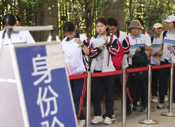 北京11万余名考生迎来新中考 道德与法治开卷考试