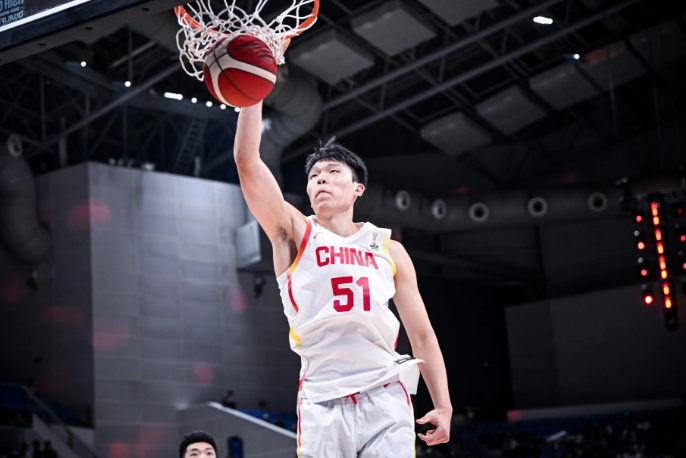 杨瀚森一身白西装参加选秀 杨瀚森第九位被NBA选中的中国球员