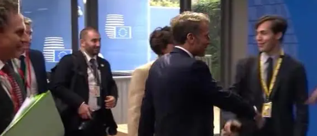 马克龙欧盟峰会迟到90分钟头发凌乱 马克龙欧盟峰会为什么迟到90分钟? 马克龙欧盟峰会迟到90分钟头发凌乱 马克龙欧盟峰会为什么迟到90分钟?