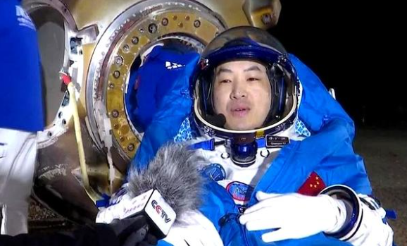 神舟二十号乘组在轨1个多月,为何脸变胖腿变细了? 神舟二十号乘组在轨1个多月,为何脸变胖腿变细了?