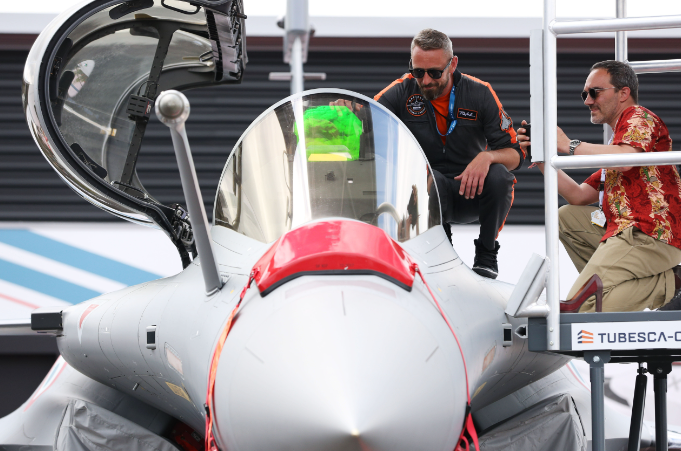 卫星视角看2025巴黎航展 歼10-CE、阵风巧合面对面