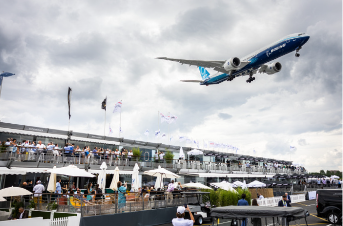 卫星视角看2025巴黎航展 歼10-CE、阵风巧合面对面