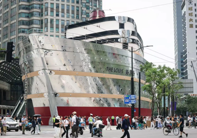 感受上海最新地标LV巨轮的人流量 全球唯一LV巨轮开进“人海”! 感受上海最新地标LV巨轮的人流量 全球唯一LV巨轮开进“人海”!