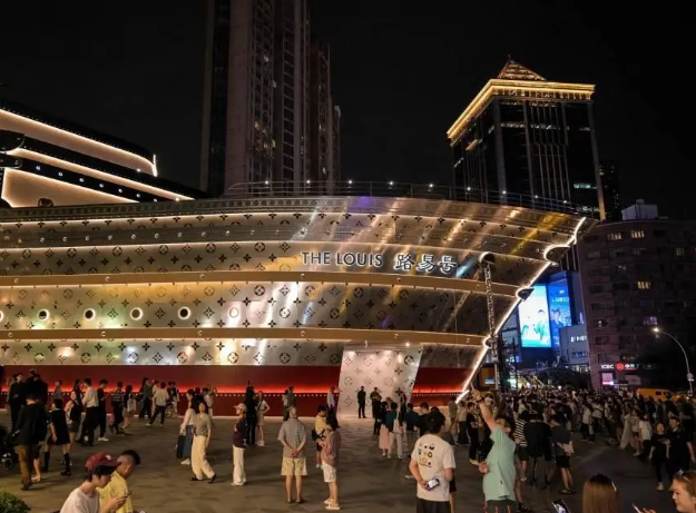 感受上海最新地标LV巨轮的人流量 全球唯一LV巨轮开进“人海”! 感受上海最新地标LV巨轮的人流量 全球唯一LV巨轮开进“人海”!