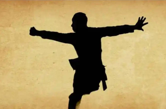 爸爸用霍氏八极拳铁山靠帮孩子摘杏 “唰”地一下杏如雨下