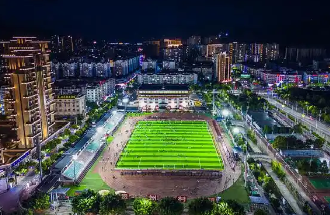 洪水退去村超球场重新亮灯 贵州榕江村超球场重新亮灯