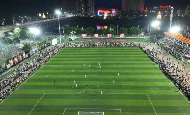 洪水退去村超球场重新亮灯 贵州榕江村超球场重新亮灯