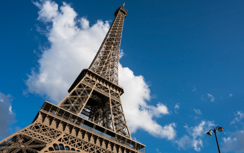 埃菲尔铁塔被热到弯曲偏斜 法国高温警报数破纪录