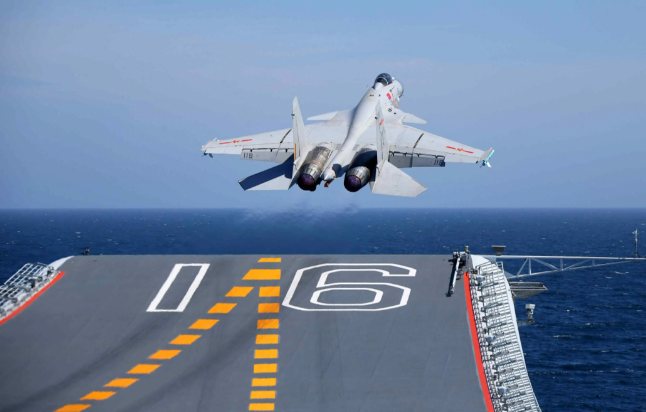 山东舰抵达香港甲板上停满舰载机 甲板排出“国安家好”