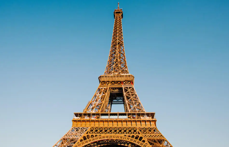 埃菲尔铁塔被热到弯曲偏斜 法国高温警报数破纪录