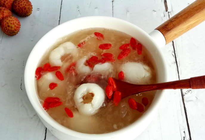 三伏天补气血最佳方法是蒸荔枝 吃荔枝不上火还很补气血