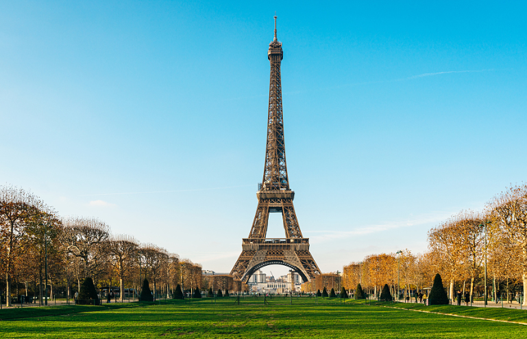 埃菲尔铁塔被热到弯曲偏斜 法国高温警报数破纪录