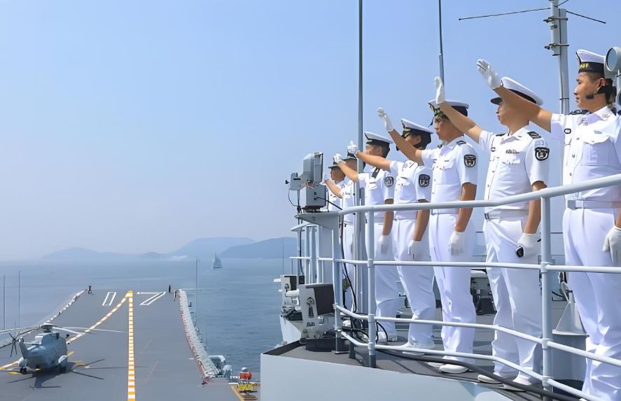 香港市民送别山东舰编队 场面震撼 山东舰航母编队结束访港 香港市民现场目送