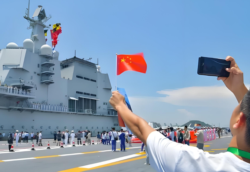 香港市民送别山东舰编队 场面震撼 山东舰航母编队结束访港 香港市民现场目送