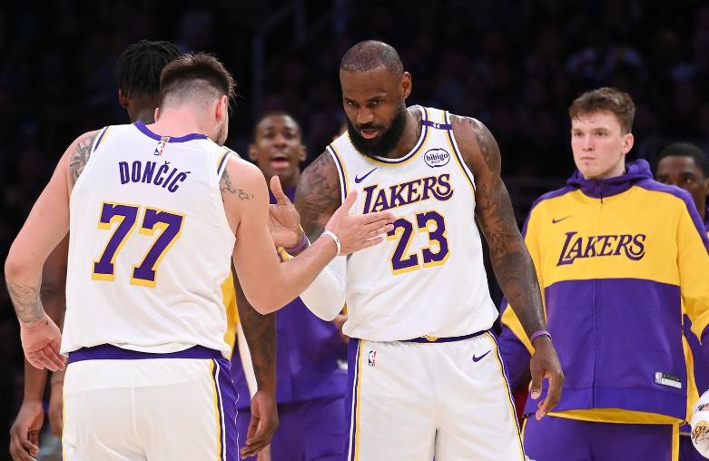 湖人击败热火迎夏联首胜 布朗尼炸裂劈扣引詹姆斯激动庆祝 湖人击败热火迎夏联首胜 布朗尼炸裂劈扣引詹姆斯激动庆祝