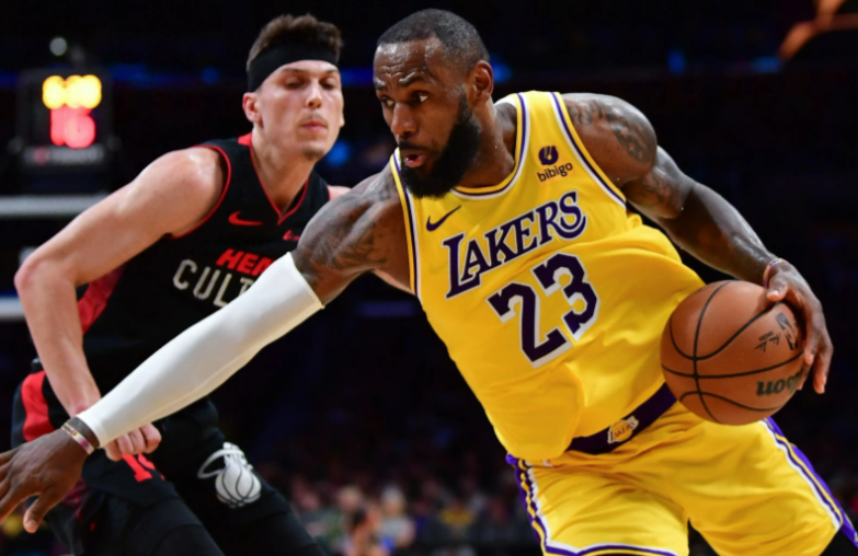 湖人击败热火迎夏联首胜 布朗尼炸裂劈扣引詹姆斯激动庆祝 湖人击败热火迎夏联首胜 布朗尼炸裂劈扣引詹姆斯激动庆祝