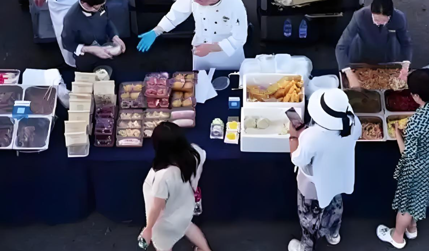 五星级酒店摆地摊日入3万元出摊37分钟售罄! 五星级酒店摆地摊是掉价还是清醒? 五星级酒店摆地摊日入3万元出摊37分钟售罄! 五星级酒店摆地摊是掉价还是清醒?