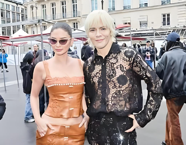 40岁向佐金发透视装亮相巴黎，网友直呼：这造型只有他能hold住