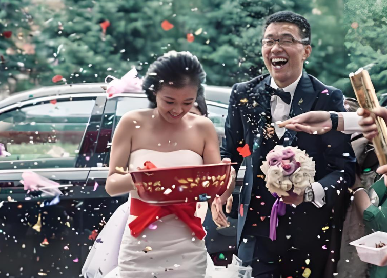 女教师结婚请全班学生参加 美女小学教师结婚请全班学生吃婚宴退还家长份子钱