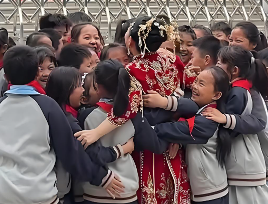 女教师结婚请全班学生参加 美女小学教师结婚请全班学生吃婚宴退还家长份子钱