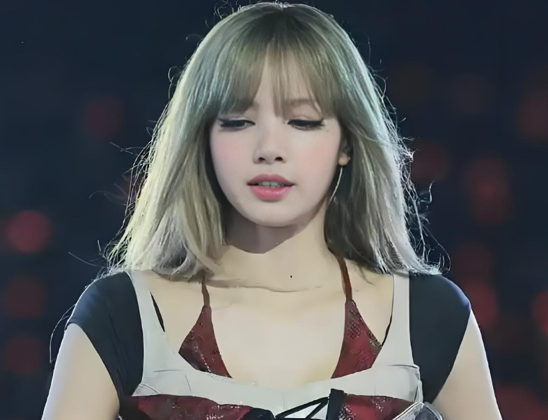 Lisa演唱会丢掉粉丝送的LABUBU？Lisa丢掉粉丝送的LABUBU 是不礼貌还是另有隐情？