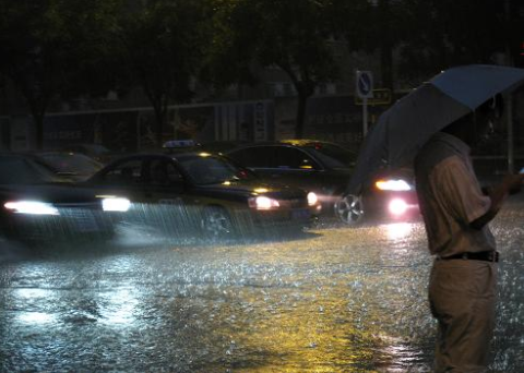 中央气象台今晨三预警齐发 全国多地将现暴雨天气