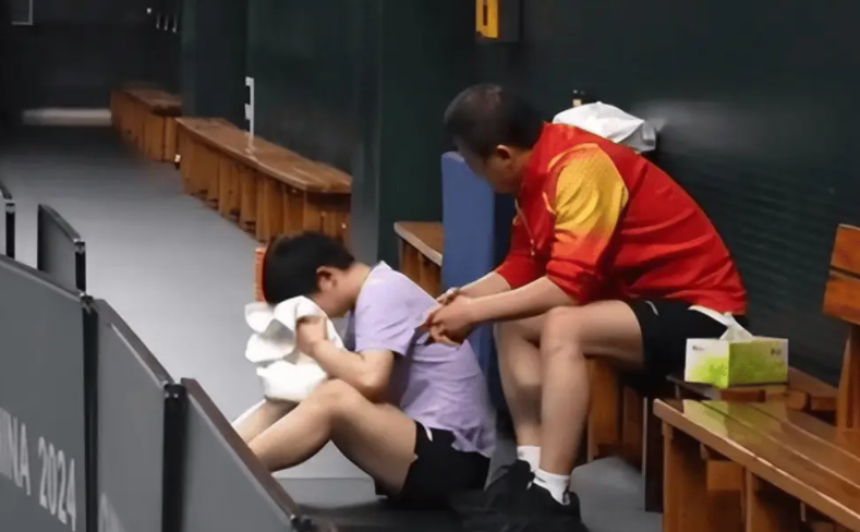 孙颖莎爆冷出局无缘8强 孙颖莎输球后身影落寞