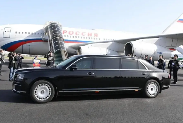 普京专车内部首度公开装甲玻璃隔开驾驶座！普京专车内部曝光后座配冰箱！