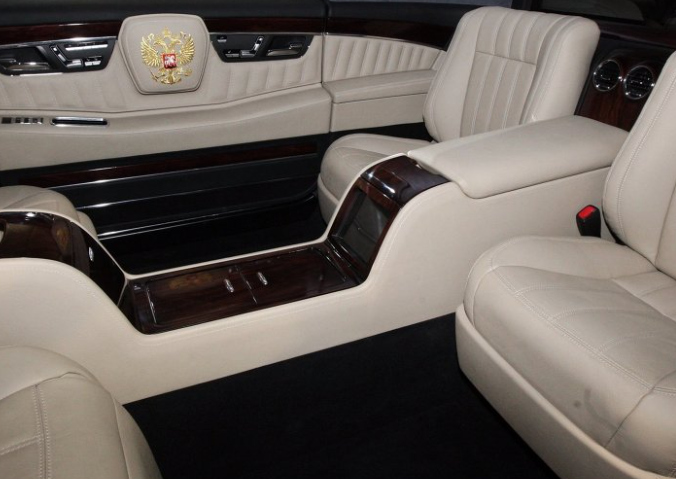 普京专车内部首度公开装甲玻璃隔开驾驶座！普京专车内部曝光后座配冰箱！