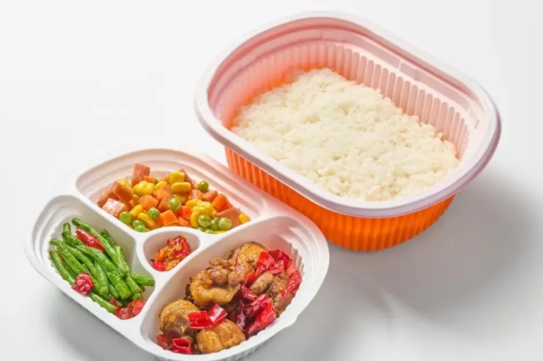 乘客在高铁上用电煮锅 12306回应可携带但禁用