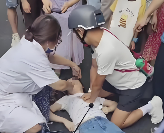 女子昏厥男子跪地心肺复苏被指袭胸 被指袭胸的救人男子受到网友怒赞 女子昏厥男子跪地心肺复苏被指袭胸 被指袭胸的救人男子受到网友怒赞