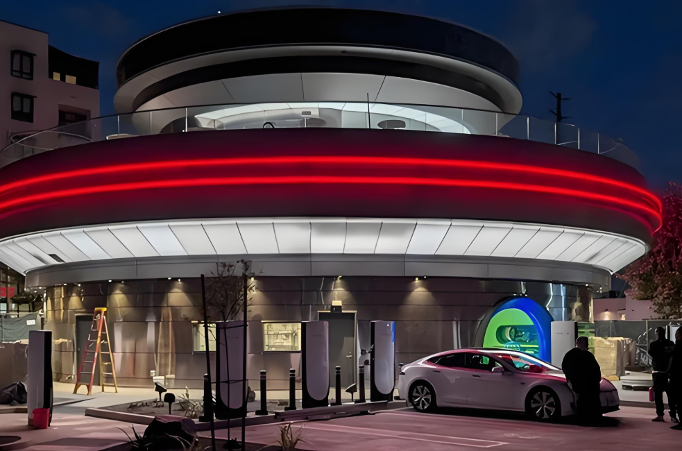 全球首家特斯拉餐厅即将开业！特斯拉Optimus机器人首“上岗”，主题餐厅即将开业！