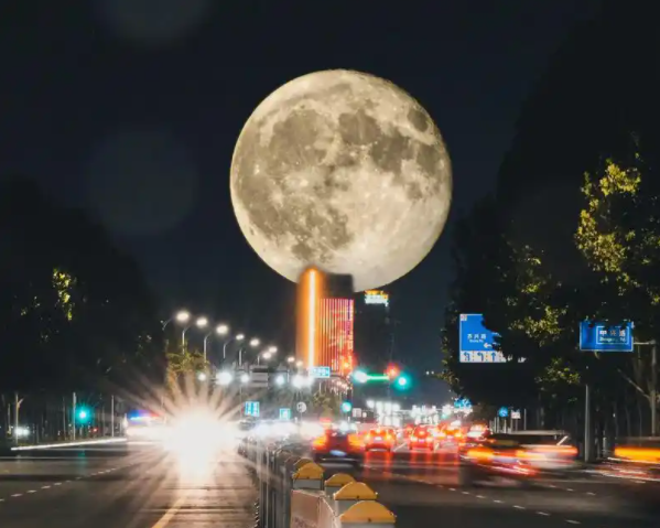 网友在新疆拍到超大圆月 克拉玛依的月亮为啥这么大?