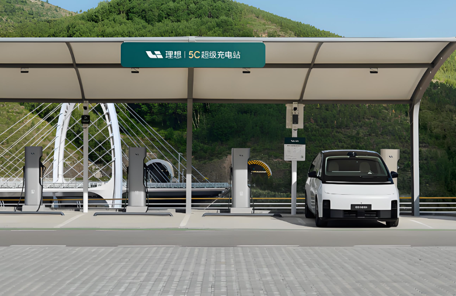 理想汽车正式上线全国首座穿梭式超充站！理想i8实测全国首个超充穿梭站！