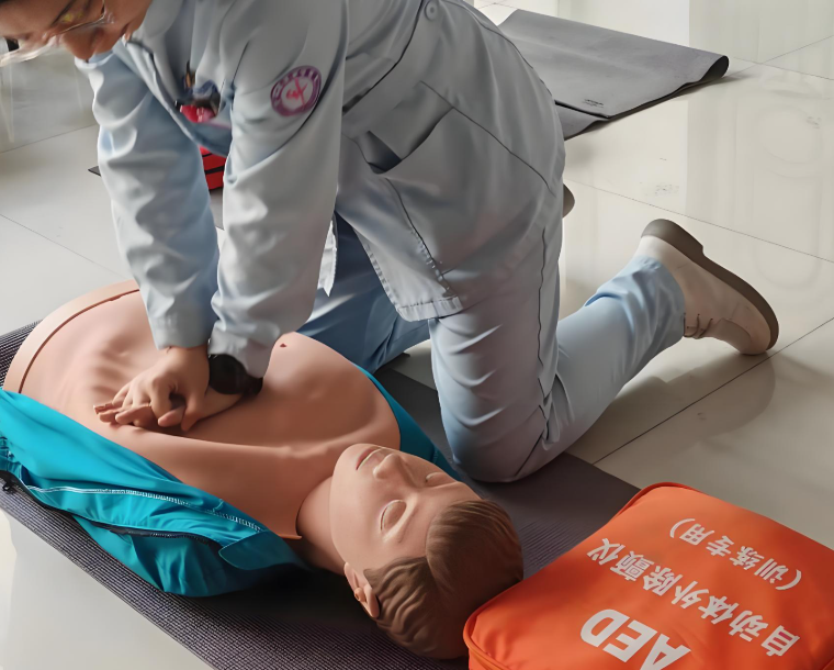 女子昏厥男子跪地心肺复苏被指袭胸 被指袭胸的救人男子受到网友怒赞 女子昏厥男子跪地心肺复苏被指袭胸 被指袭胸的救人男子受到网友怒赞