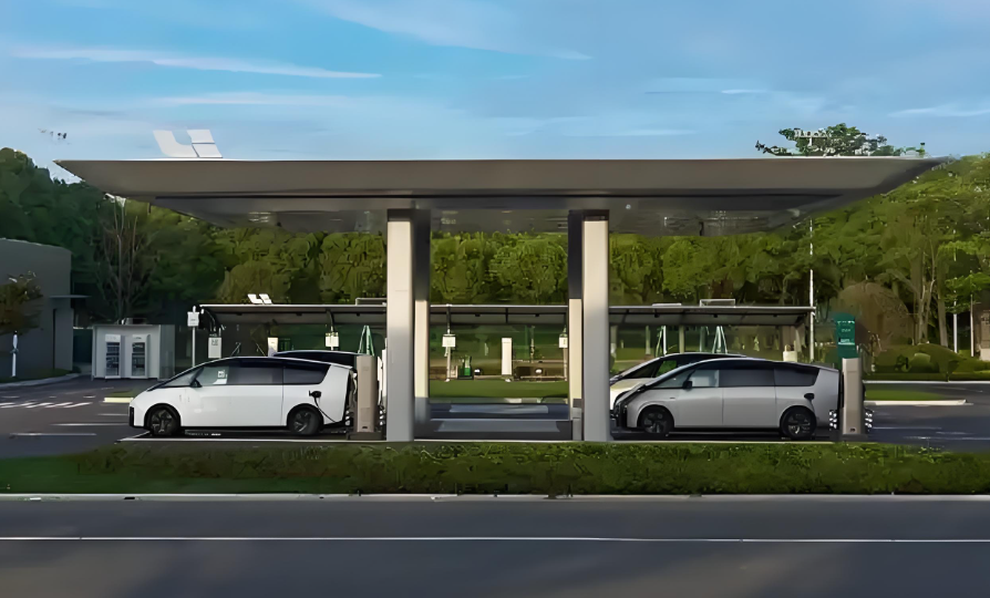 理想汽车正式上线全国首座穿梭式超充站！理想i8实测全国首个超充穿梭站！