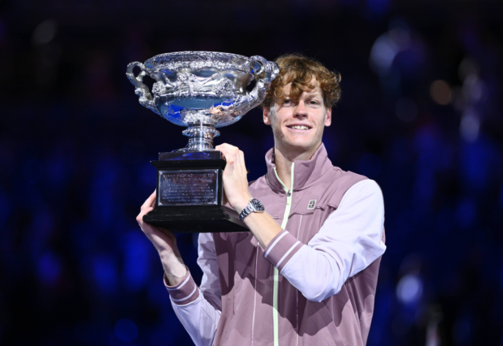 辛纳夺得温网男单冠军 2025温网男单决赛观众席名流云集 辛纳夺得温网男单冠军 2025温网男单决赛观众席名流云集