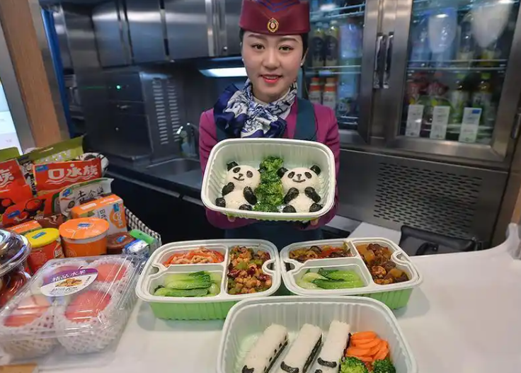 乘客在高铁上用电煮锅 12306回应可携带但禁用