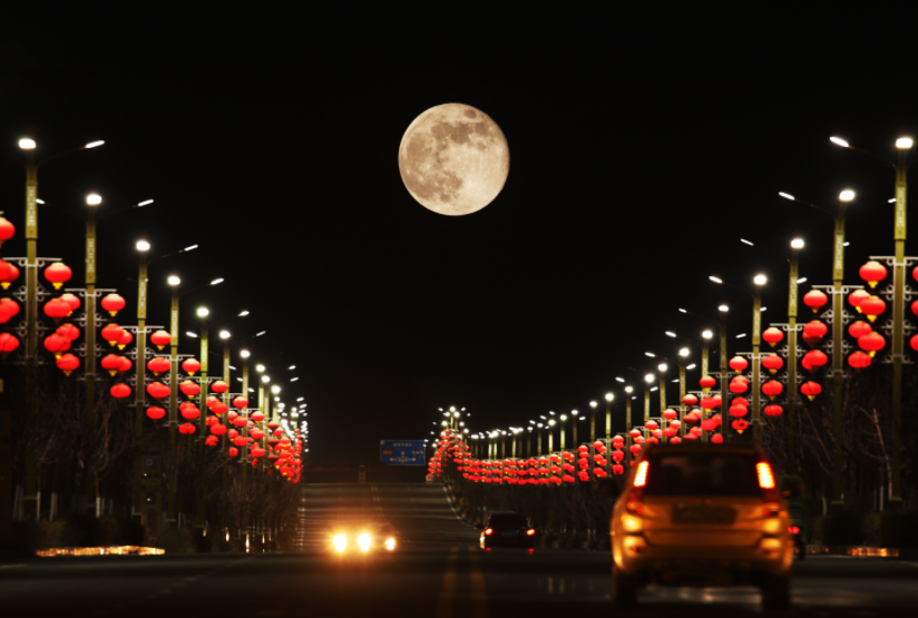 网友在新疆拍到超大圆月 克拉玛依的月亮为啥这么大?