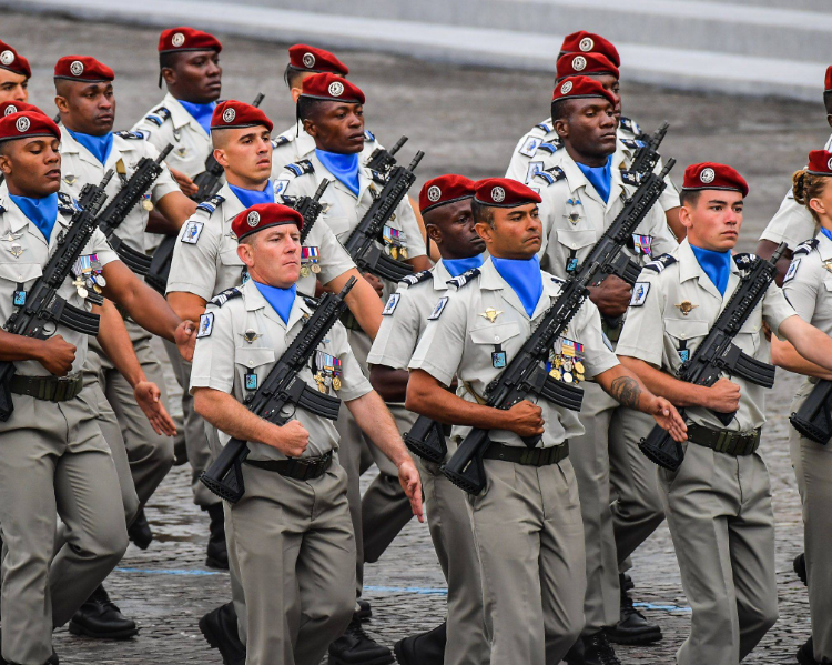 法国国庆节阅兵式上意外不断 法国阅兵式一士兵耳朵被军刀割伤