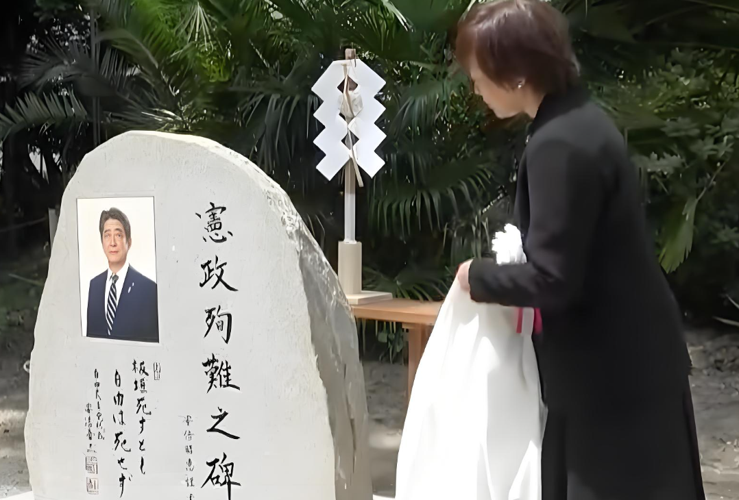 安倍晋三纪念碑被喷黑漆 安倍晋三纪念碑被人用黑色喷漆喷涂内容为“抨击安倍的话”