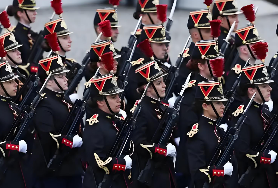 法国国庆节阅兵式上意外不断 法国阅兵式一士兵耳朵被军刀割伤