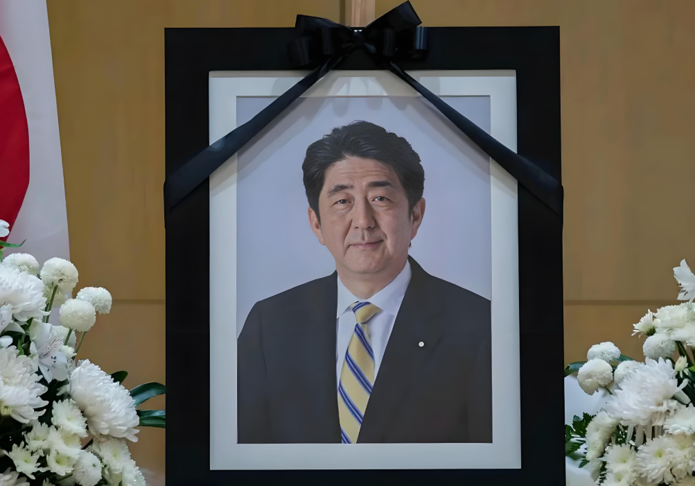 安倍晋三纪念碑被喷黑漆 安倍晋三纪念碑被人用黑色喷漆喷涂内容为“抨击安倍的话”